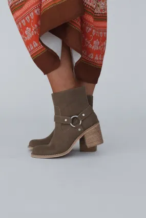 Rebel Stride Boots - Taupe