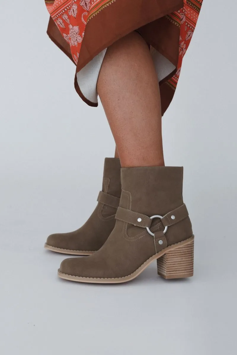 Rebel Stride Boots - Taupe