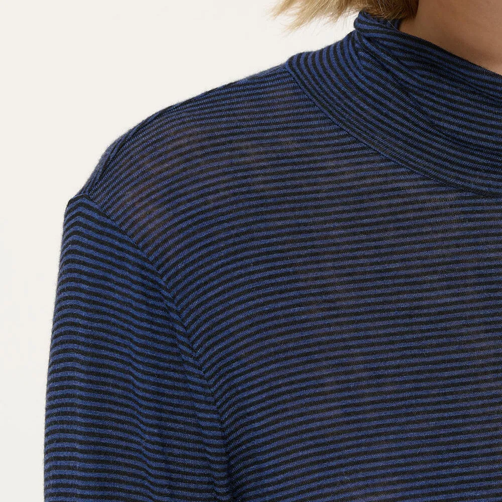 Uposta Fine Stripes Turtleneck T-Shirt