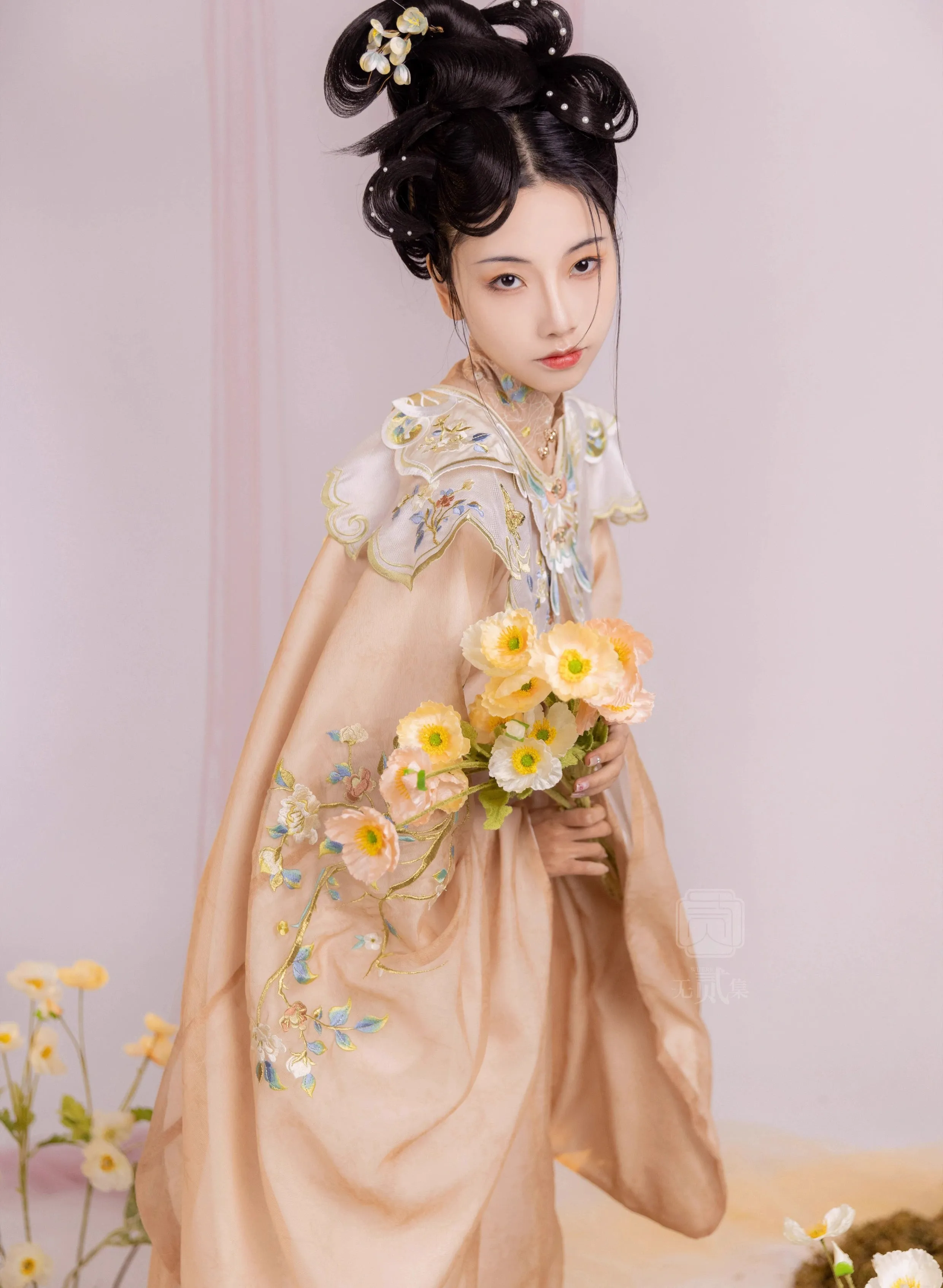 Yeyou Mancao 野有蔓草 Wild Vines Ming Dynasty Embroidered Aoqun Cloud Collar Set